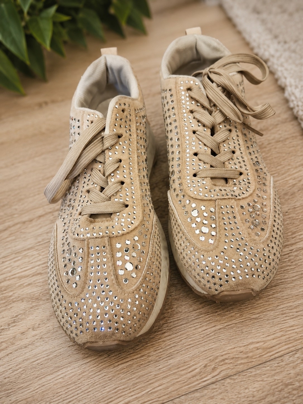 Women’s Sz 8 Cream Colored Bedazzled Suede Sneakers Great Condition